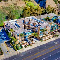 Beachfront Inn - Aerial view of front